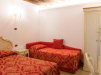 A bed or beds in a room at Hotel Leonardo