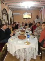 grupa ludzi siedząca przy stole w obiekcie riad lala fatima w mieście Ouzoud