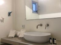 A bathroom at Thera Incognita Studios