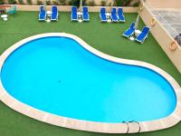 Bazén v ubytovaní Apartamentos Las Palmeras alebo v jeho blízkosti