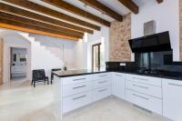Kuchyň nebo kuchyňský kout v ubytování YourHouse Sa Riba Villa