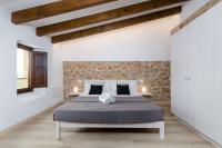 Postel nebo postele na pokoji v ubytování YourHouse Sa Riba Villa
