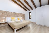 Postel nebo postele na pokoji v ubytování YourHouse Sa Riba Villa