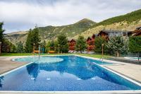 Una gran piscina con montañas al fondo. en Hotel Nordic, en El Tarter