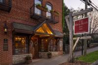 クレイトンにあるThe White Birch Innの赤レンガ造りの白い旅館