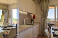 Kuchyňa alebo kuchynka v ubytovaní Glamping Tents and Mobile Homes Trasorka