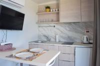 Kuchyňa alebo kuchynka v ubytovaní Glamping Tents and Mobile Homes Trasorka