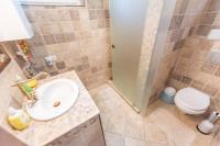 A bathroom at Cédrus Nyaralóház, Gyopárosfürdő