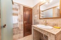 A bathroom at Cédrus Nyaralóház, Gyopárosfürdő