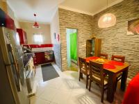 Kuchyň nebo kuchyňský kout v ubytování Desert Pearl Apartment