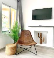 Televízia a/alebo spoločenská miestnosť v ubytovaní Apartamentos Las Palmeras