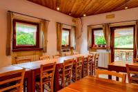 Reštaurácia alebo iné gastronomické zariadenie v ubytovaní Agriturismo Chalet Casa Al Campo