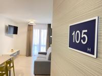 Televízia a/alebo spoločenská miestnosť v ubytovaní Azzurra Apartments