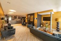 Una gran sala de estar con un sofá y sillas. en Boutique-Hotel Villa Anna, en Eisenach