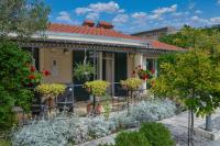 Zahrada ubytování ISSA Holiday Home - 3 Min Walk to Beach