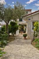 Zahrada ubytování ISSA Holiday Home - 3 Min Walk to Beach