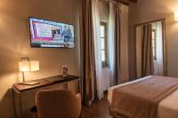 Televízia a/alebo spoločenská miestnosť v ubytovaní Relais Della Rovere