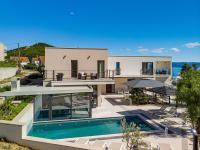 Bazén v ubytovaní Luxury VILLA CECILIA with 4 en-suite bedrooms located 250m from the beach in Podstrana, max 8 people alebo v jeho blízkosti