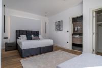 Posteľ alebo postele v izbe v ubytovaní Luxury VILLA CECILIA with 4 en-suite bedrooms located 250m from the beach in Podstrana, max 8 people