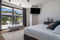 Posteľ alebo postele v izbe v ubytovaní Luxury VILLA CECILIA with 4 en-suite bedrooms located 250m from the beach in Podstrana, max 8 people