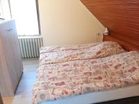 Łóżko lub łóżka w pokoju w obiekcie Gyopár Gyöngye Apartmanház