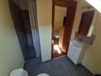 Łazienka w obiekcie Gyopár Gyöngye Apartmanház