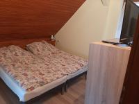 Łóżko lub łóżka w pokoju w obiekcie Gyopár Gyöngye Apartmanház