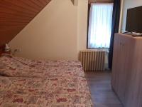 Łóżko lub łóżka w pokoju w obiekcie Gyopár Gyöngye Apartmanház