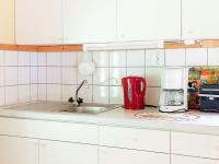 Kuchyň nebo kuchyňský kout v ubytování Two-Bedroom Holiday home in Braås
