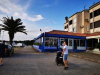 Hostia v ubytovaní Lovely apartment near the beach with a sea view