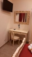 A television and/or entertainment centre at B&B Orchidea