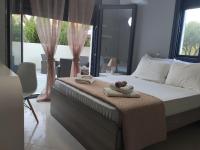 Posteľ alebo postele v izbe v ubytovaní Villa Rose Ground Floor - Private Swimming Pool Garden
