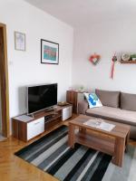 Televízia a/alebo spoločenská miestnosť v ubytovaní Apartment Varelija