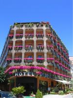 un hotel con macetas en el lateral de un edificio en Hotel Atlantic, en Arona