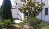 Ogród w obiekcie Apartment in Njivice with Seaview, Balcony, Air condition, WIFI (4687-2)