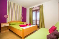 Łóżko lub łóżka w pokoju w obiekcie Apartment in Njivice with Seaview, Balcony, Air condition, WIFI (4687-2)