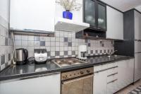 Kuchnia lub aneks kuchenny w obiekcie Apartment in Njivice with Seaview, Balcony, Air condition, WIFI (4687-2)