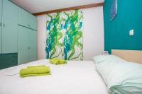 Łóżko lub łóżka w pokoju w obiekcie Apartment in Njivice with Seaview, Balcony, Air condition, WIFI (4687-2)