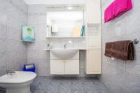 Łazienka w obiekcie Apartment in Njivice with Seaview, Balcony, Air condition, WIFI (4687-2)