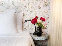 Rosalia's Menagerie Cocktail bar & InnUpstairsにあるベッド