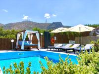 Bazén v ubytování Villa Izabela Apartments with Private Pools nebo v jeho okolí