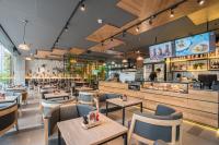 um restaurante com mesas e cadeiras e um balcão em Holiday Inn Express Bangkok Sathorn by IHG em Banguecoque