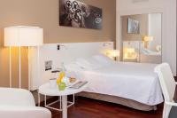 A bed or beds in a room at URH Ciutat de Mataró