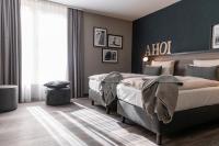 Un dormitorio con una cama grande y una pared azul. en HARBR Hotel Ludwigsburg, a member of Radisson Individuals, en Ludwigsburg
