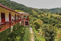 a house with a view of a mountain at Lodge Paraíso Verde in Manizales