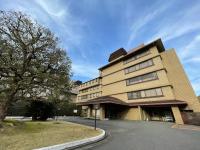 京都市にあるKKR京都 くに荘 (国家公務員共済組合連合会 京都宿泊所)の前に木がある高い建物