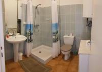 Een badkamer bij T2 Lava Plage
