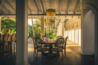 Un comedor con mesa y sillas en MansionHaus, en Anjuna