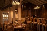 comedor con mesa, sillas y lámparas de araña en MansionHaus, en Anjuna