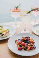 een tafel met borden met eten en wijnglazen bij Greenbank Hotel in Falmouth